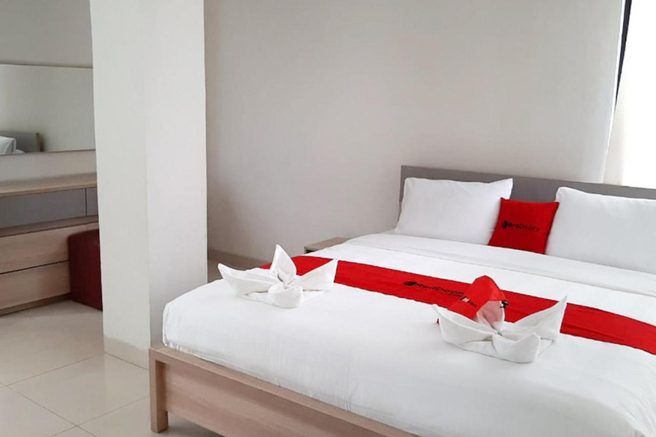 Reddoorz Plus @ Bitung City Center Экстерьер фото