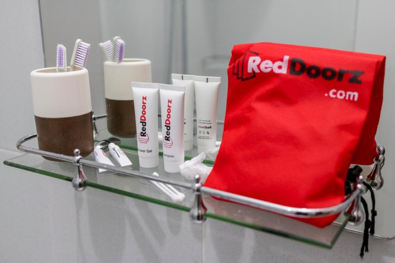 Reddoorz Plus @ Bitung City Center Экстерьер фото